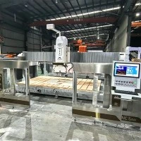 Cum asigură un ferăstrău CNC cu punte pe 5 axe calitatea tăierii?